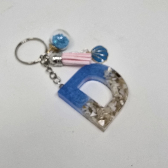 Handmade resin beach themed letter D keychain - Picture 5 of 5